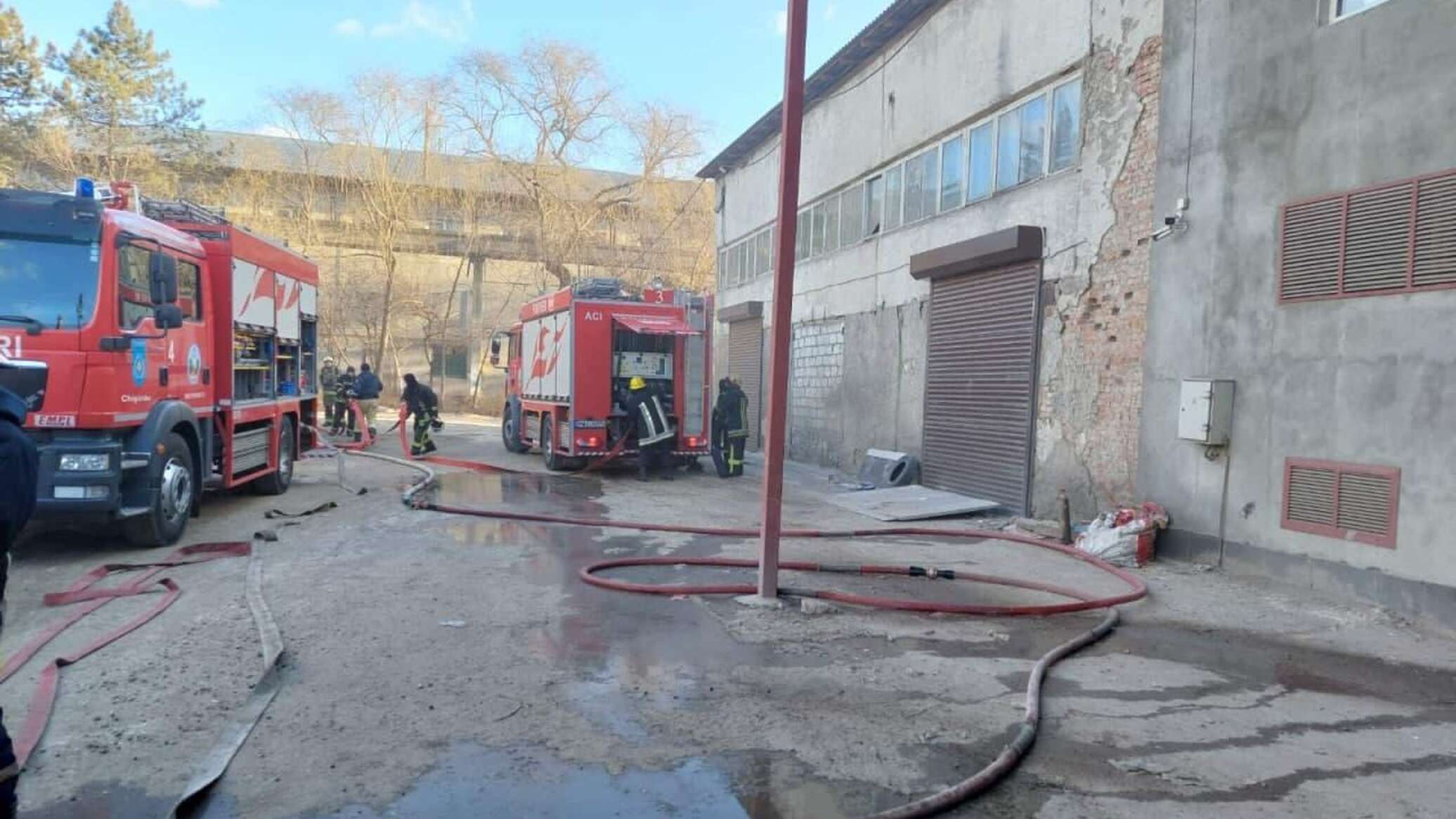 Фото: пожарные предотвратили взрыв на складе в Кишиневе