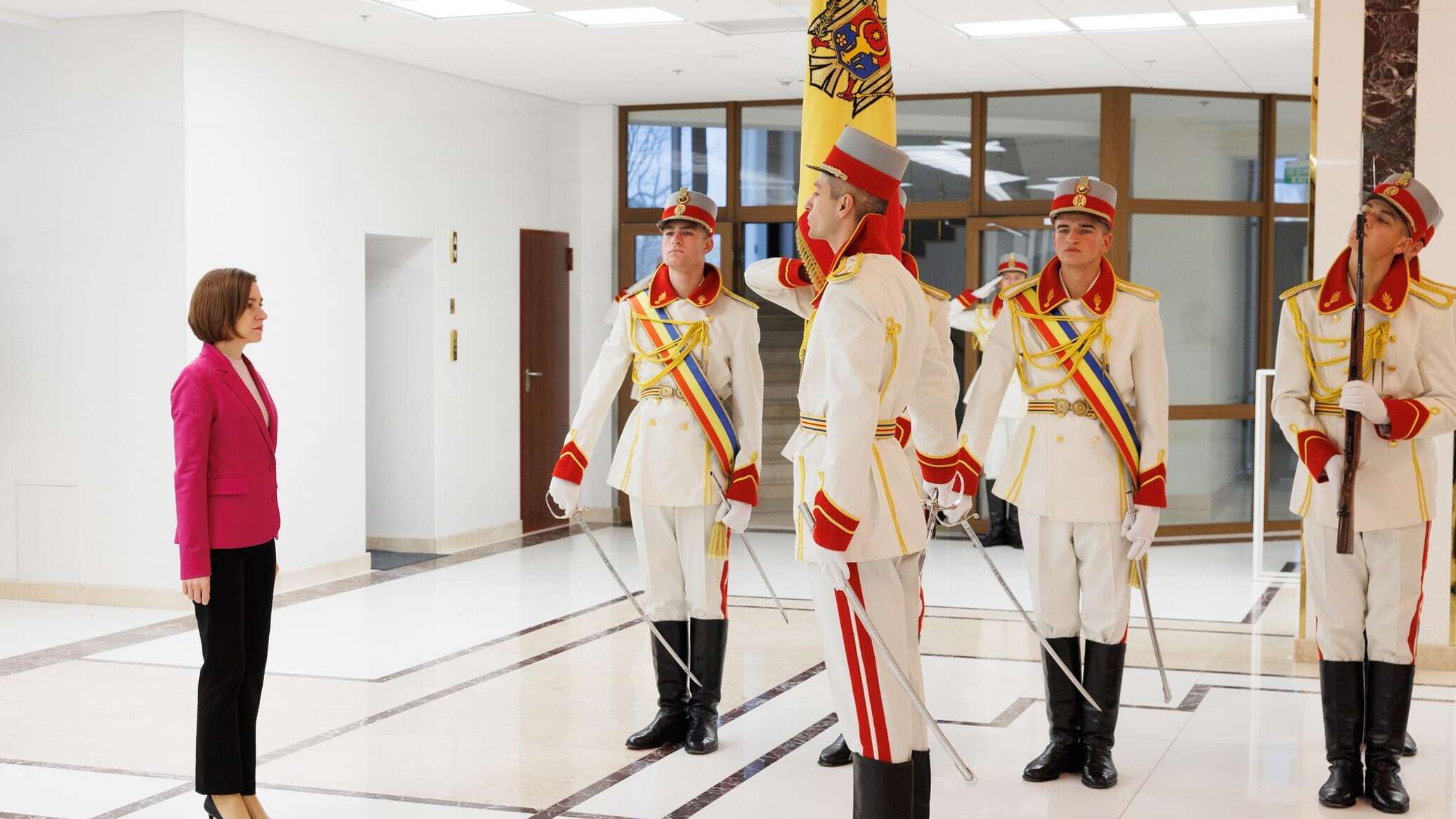 Garda de Onoare a Moldovei defilat în Piaţa Arcului de Triumf de la Bucureşti 