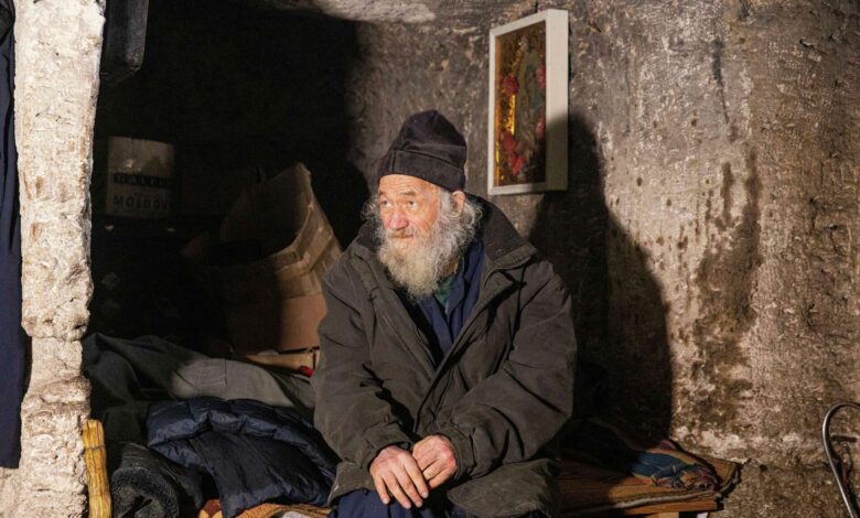 Photo of Sihastrul de la Orheiul Vechi: Un călugăr din Moldova locuiește de două decenii în stâncă