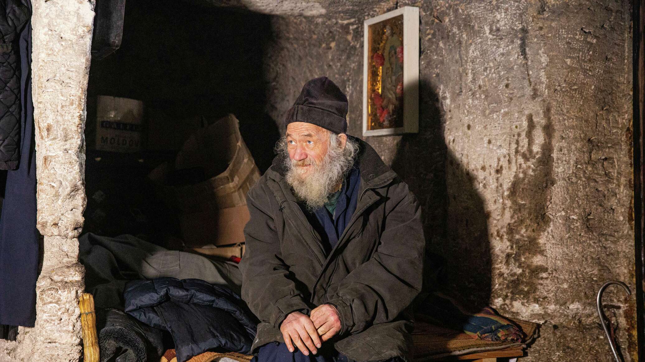 Sihastrul de la Orheiul Vechi: Un călugăr din Moldova locuiește de două decenii în stâncă 