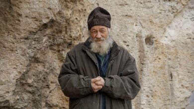 Photo of Viața unui călugăr care locuiește în stâncă în imagini