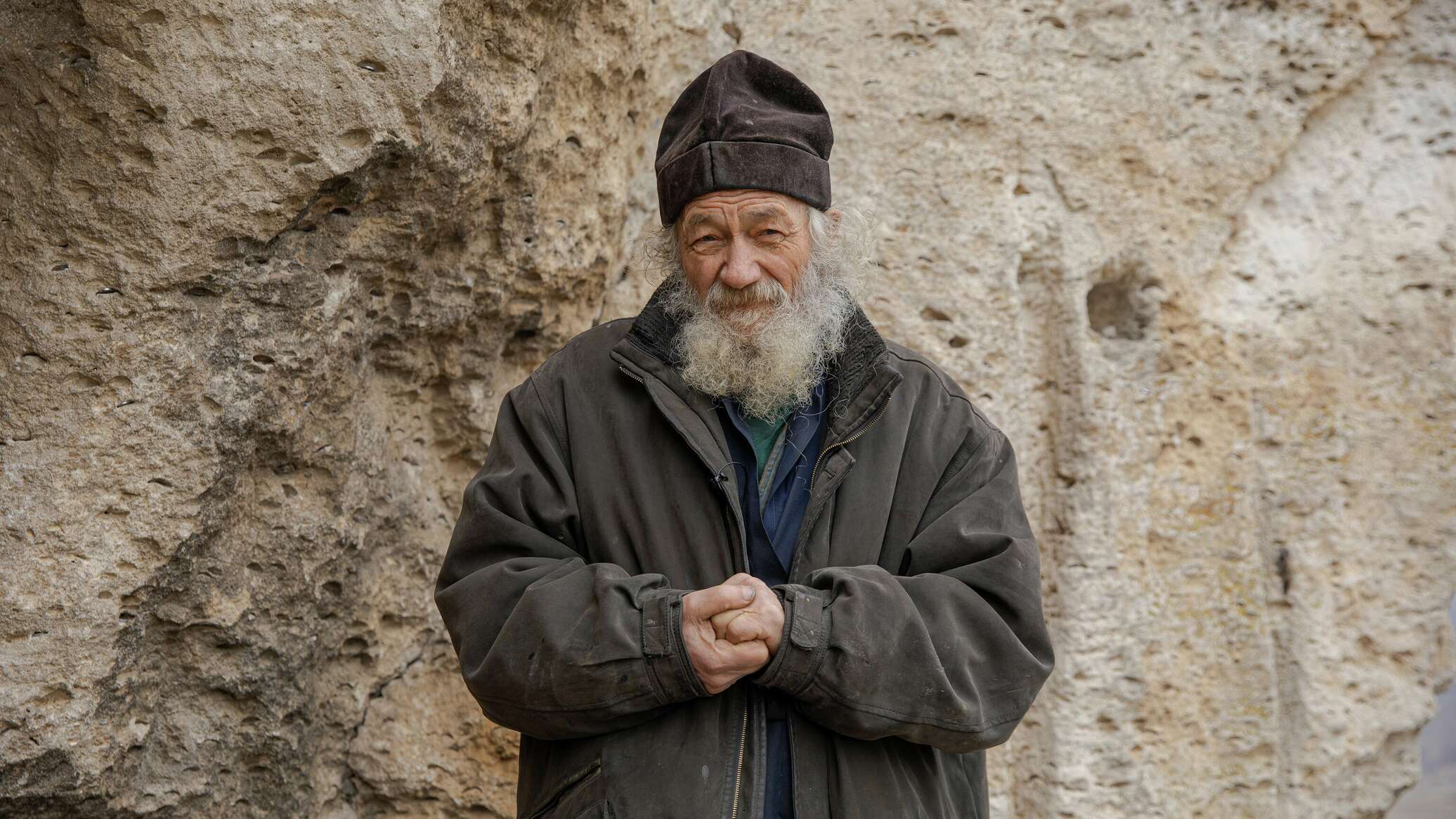 Viața unui călugăr care locuiește în stâncă în imagini