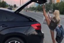 Photo of Trebuie să vezi neapărat asta: Iată cum o șoferiță blondă închide portbagajul mașinii