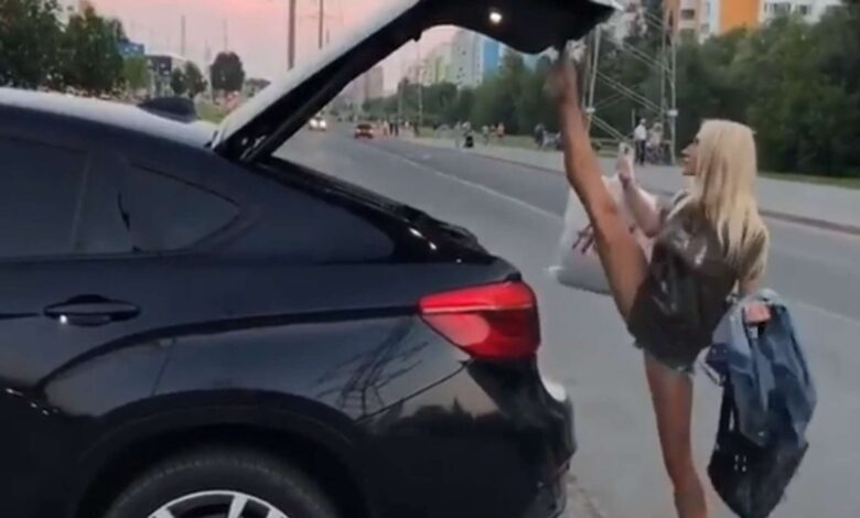 Photo of Trebuie să vezi neapărat asta: Iată cum o șoferiță blondă închide portbagajul mașinii