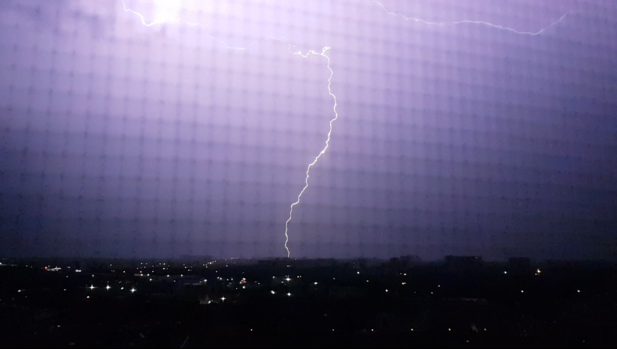 Photo of Strașnic de frumos: Fulgere spectaculoase în Chișinău – Video