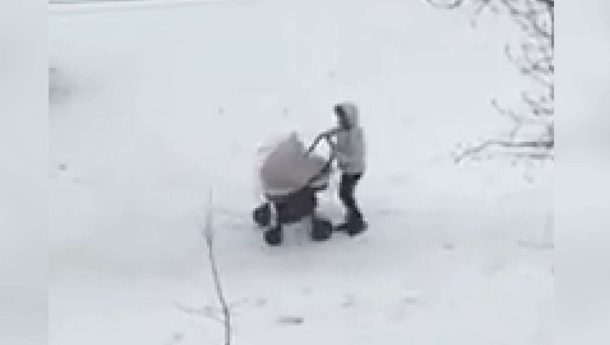 Photo of Se întâmplă la Chișinău: O mamă cu cărucior își face cu greu drum printre troiene